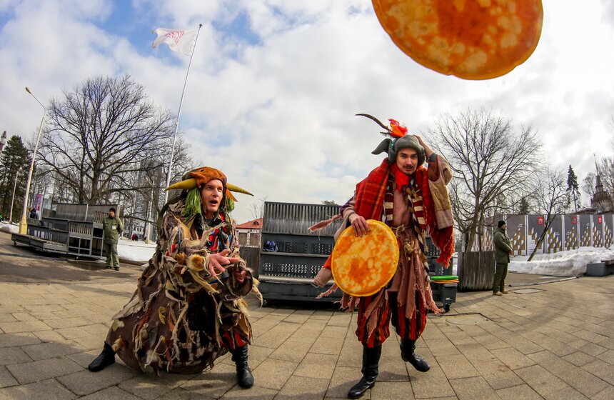 Самый большой блин в России испекли на ВДНХ 7 фото