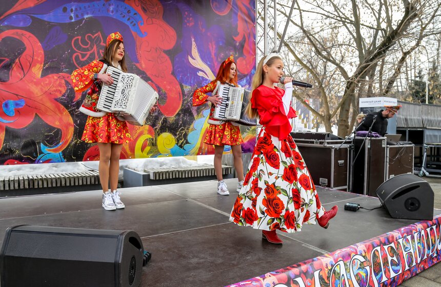 Самый большой блин в России испекли на ВДНХ 6 фото