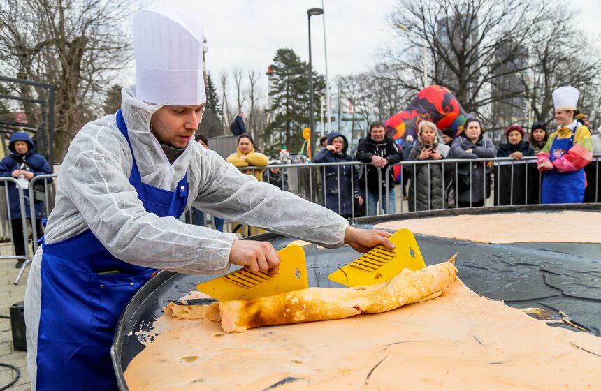 Самый большой блин в России испекли на ВДНХ 23 фото