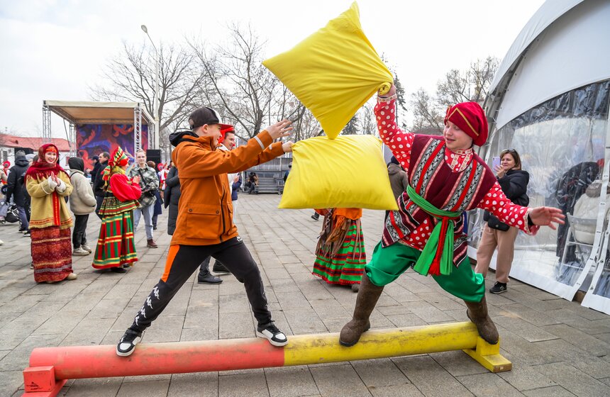 Самый большой блин в России испекли на ВДНХ 1 фото