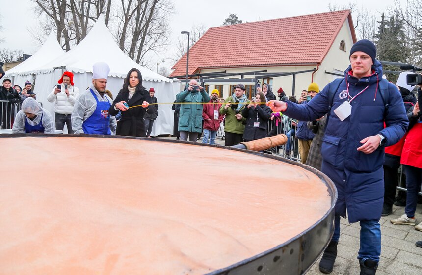 Самый большой блин в России испекли на ВДНХ 22 фото