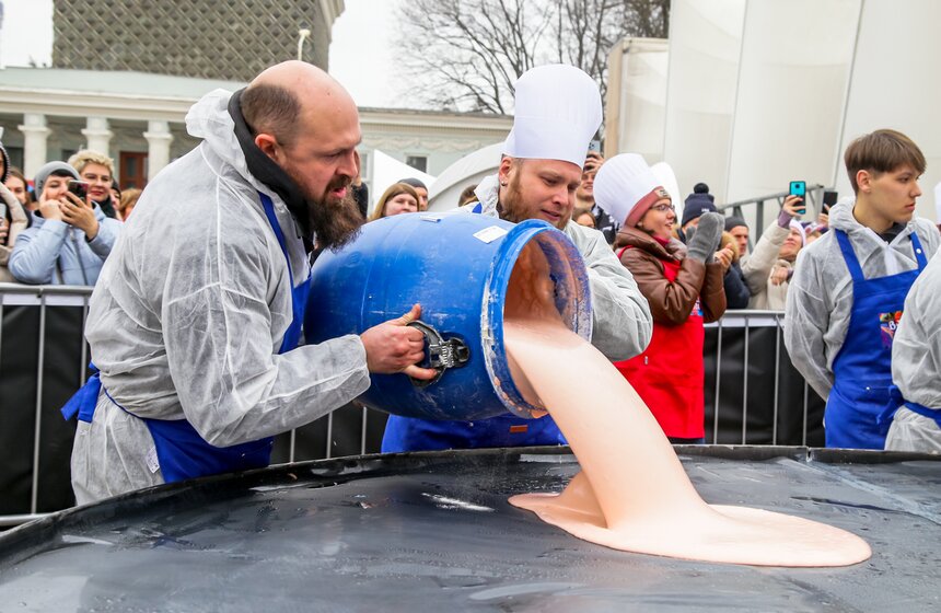 Самый большой блин в России испекли на ВДНХ 16 фото