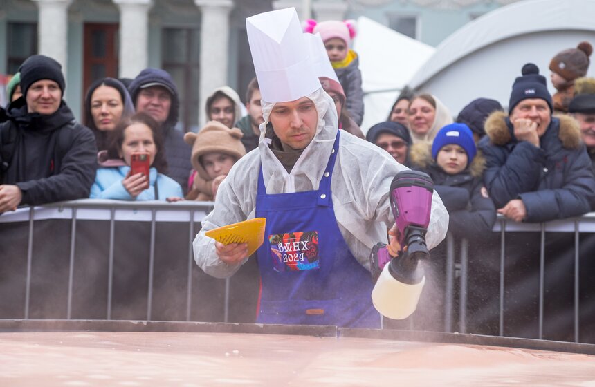 Самый большой блин в России испекли на ВДНХ 19 фото