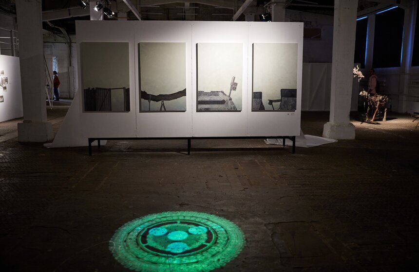 Выставка "Свобода абсурда" открылась в ЦТИ "Фабрика" 8 фото