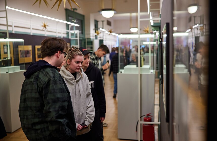 Музей МХАТ подготовил выставку "Фантастическая реальность" 10 фото