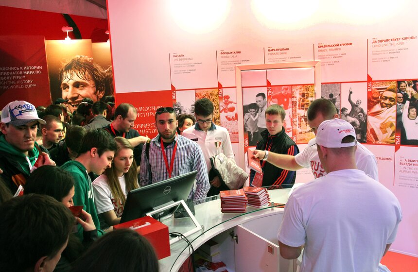 Кубок Чемпионата мира по футболу FIFA привезли в Москву 14 фото