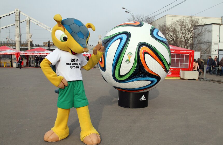 Кубок Чемпионата мира по футболу FIFA привезли в Москву 2 фото