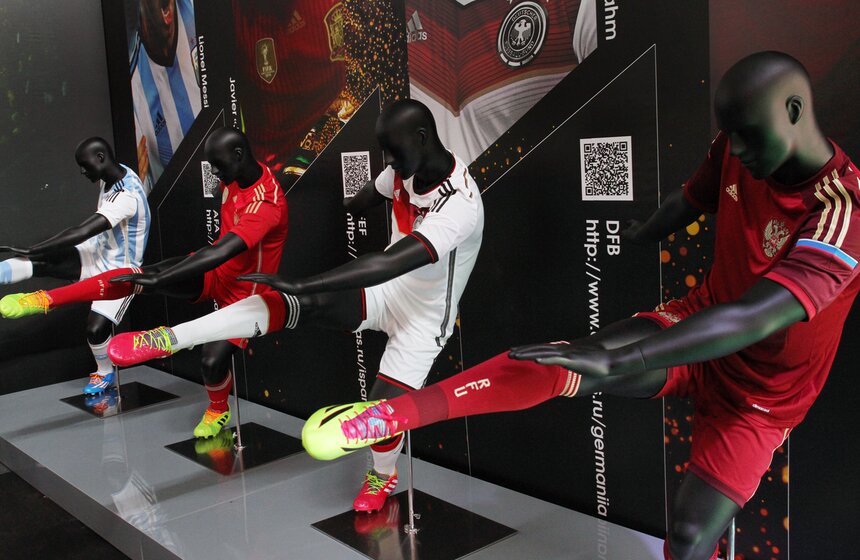 Кубок Чемпионата мира по футболу FIFA привезли в Москву 4 фото