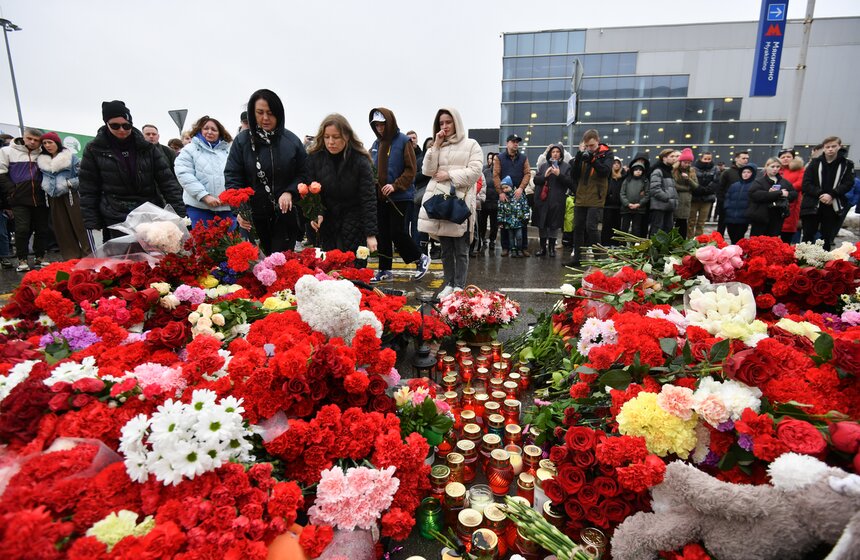 Жители столицы несут цветы к месту трагедии в "Крокус Сити Холле" 4 фото