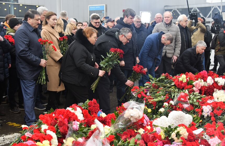 Жители столицы несут цветы к месту трагедии в "Крокус Сити Холле" 11 фото