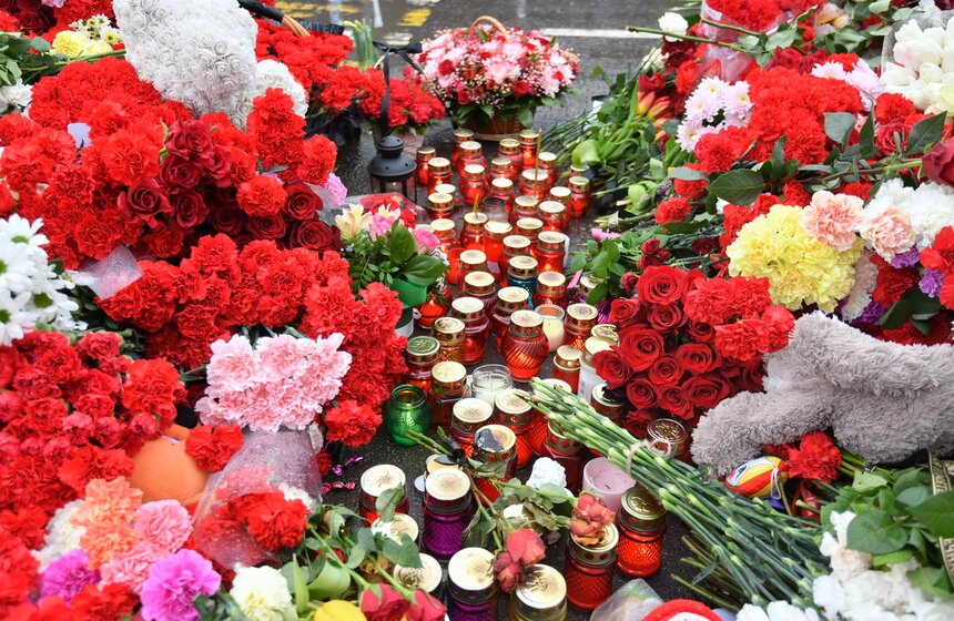 Жители столицы несут цветы к месту трагедии в "Крокус Сити Холле" 2 фото