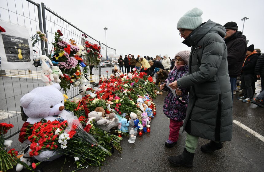 Жители столицы несут цветы к месту трагедии в "Крокус Сити Холле" 1 фото
