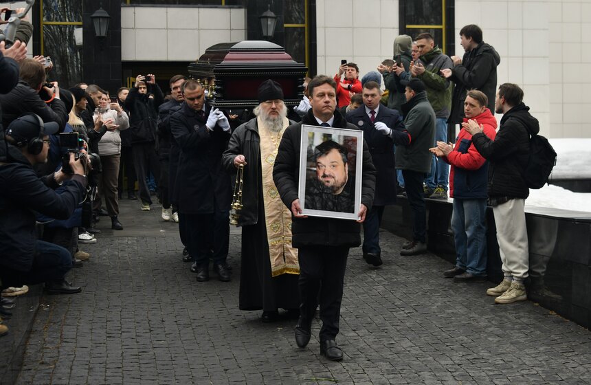 Церемония прощания с Василием Уткиным завершилась в ритуальном зале ЦКБ при президенте РФ 30 фото