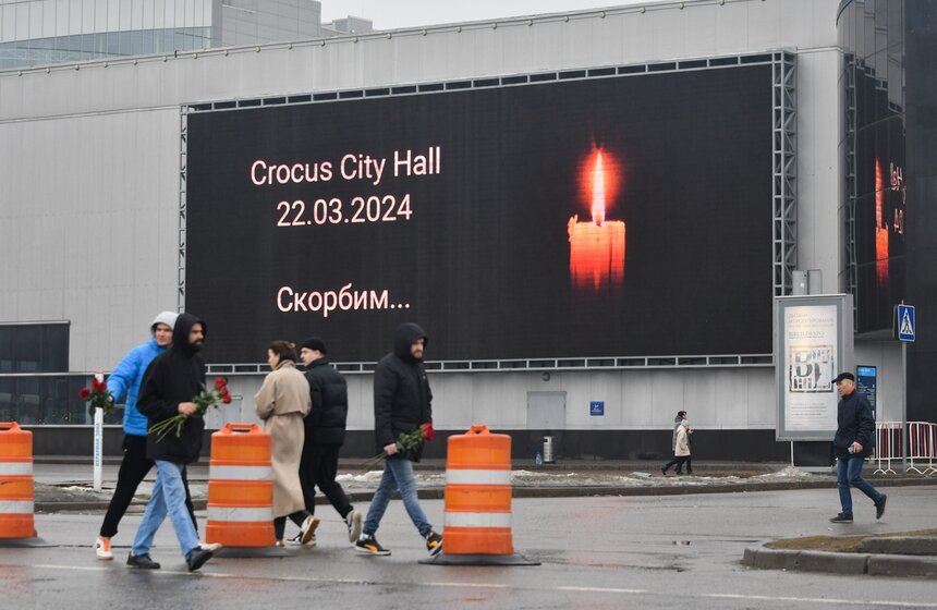 Жители столицы несут цветы к месту трагедии в "Крокус Сити Холле" 14 фото