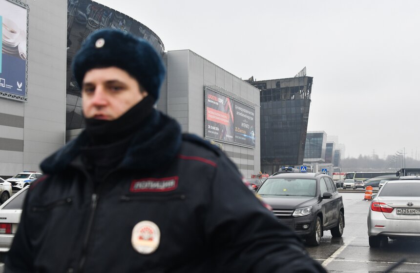 Жители столицы несут цветы к месту трагедии в "Крокус Сити Холле" 13 фото