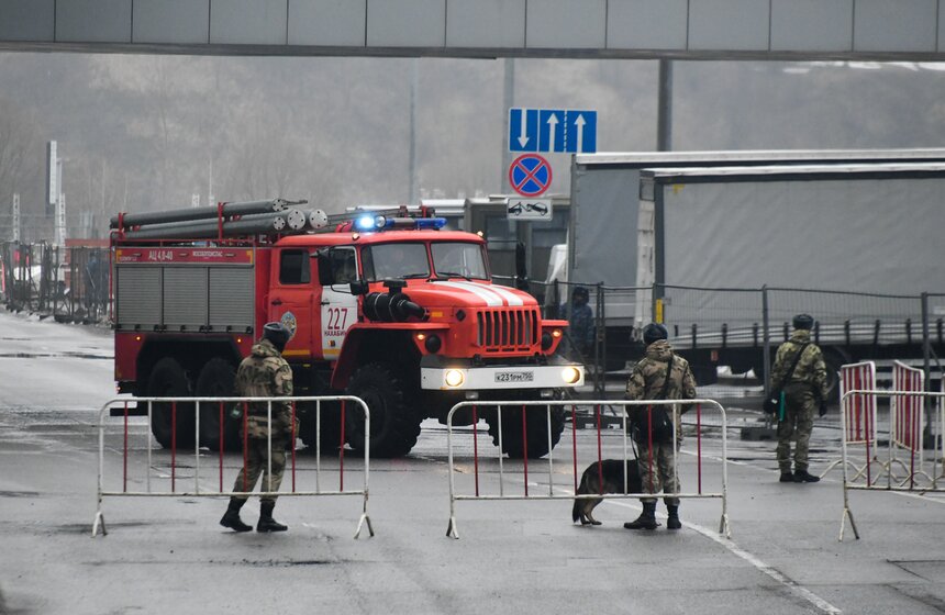 Жители столицы несут цветы к месту трагедии в "Крокус Сити Холле" 18 фото