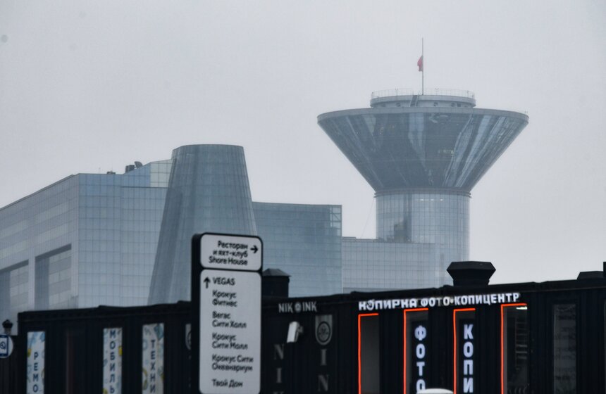 Жители столицы несут цветы к месту трагедии в "Крокус Сити Холле" 19 фото