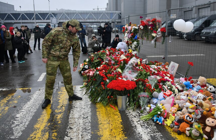 Жители столицы несут цветы к месту трагедии в "Крокус Сити Холле" 5 фото