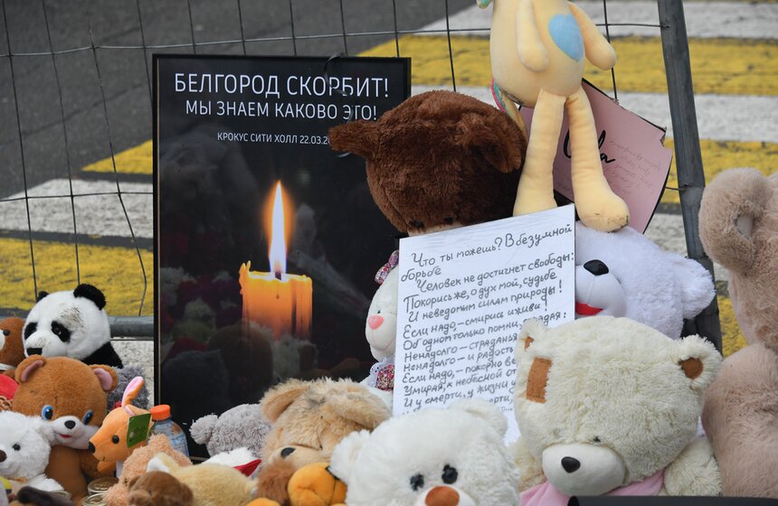 Жители столицы несут цветы к месту трагедии в "Крокус Сити Холле" 7 фото