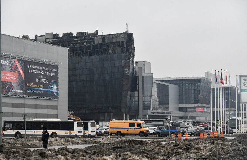 Жители столицы несут цветы к месту трагедии в "Крокус Сити Холле" 15 фото