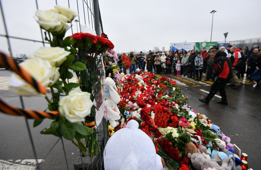 Жители столицы несут цветы к месту трагедии в "Крокус Сити Холле" 3 фото