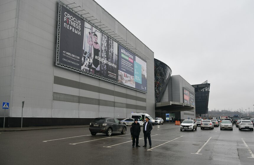 Жители столицы несут цветы к месту трагедии в "Крокус Сити Холле" 16 фото