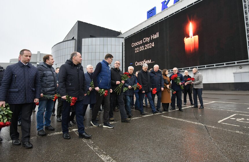 Жители столицы несут цветы к месту трагедии в "Крокус Сити Холле" 8 фото