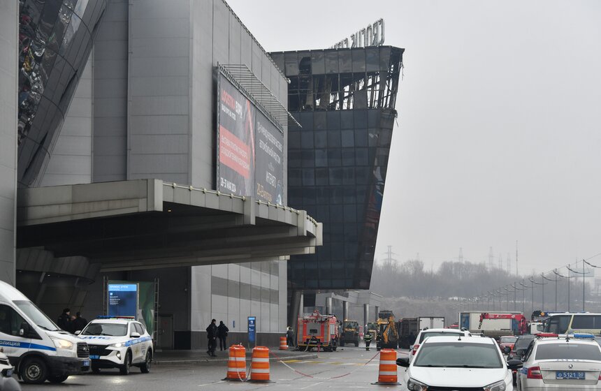 Жители столицы несут цветы к месту трагедии в "Крокус Сити Холле" 12 фото