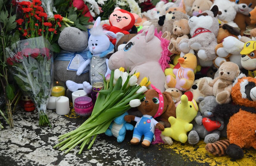 Жители столицы несут цветы к месту трагедии в "Крокус Сити Холле" 6 фото