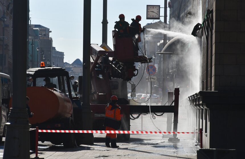 В столице стартовали работы по промывке фасадов и цоколей зданий 8 фото