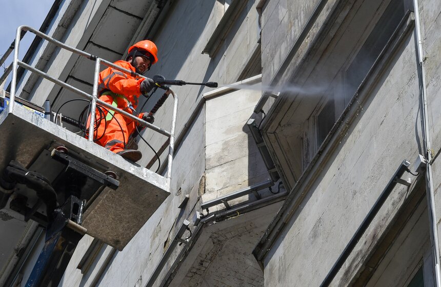 В столице стартовали работы по промывке фасадов и цоколей зданий 17 фото