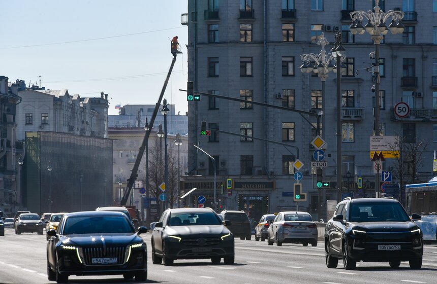 В столице стартовали работы по промывке фасадов и цоколей зданий 16 фото