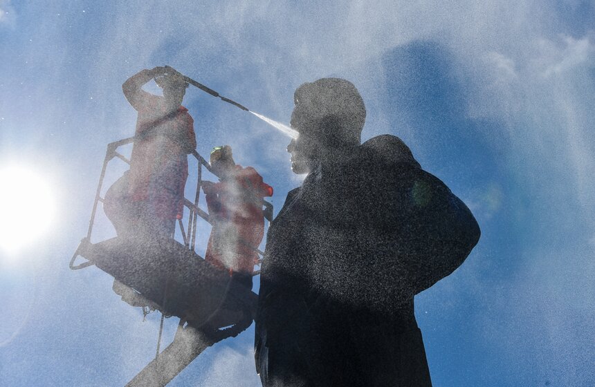 Столичные коммунальные службы помыли памятник Маяковскому после зимы 4 фото