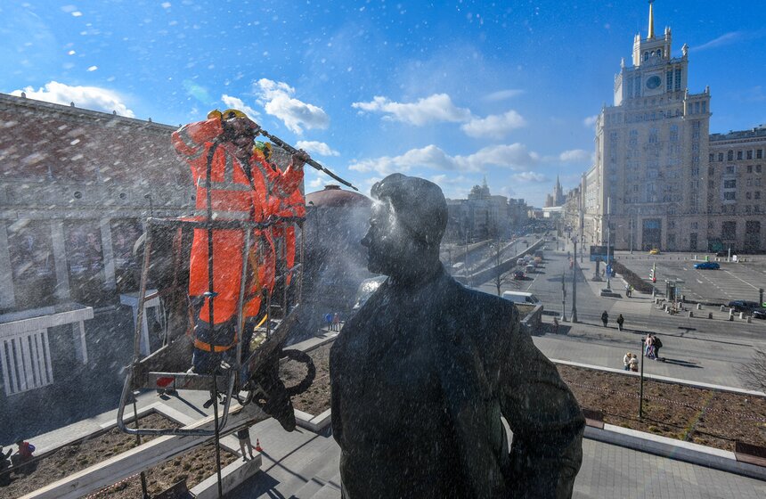 Столичные коммунальные службы помыли памятник Маяковскому после зимы 8 фото