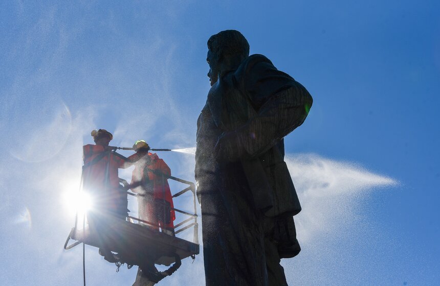 Столичные коммунальные службы помыли памятник Маяковскому после зимы 10 фото