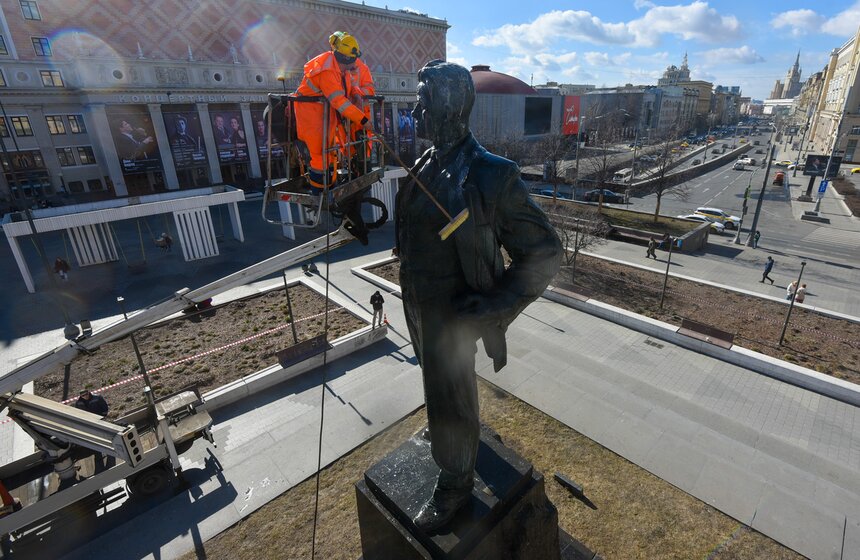 Столичные коммунальные службы помыли памятник Маяковскому после зимы 13 фото