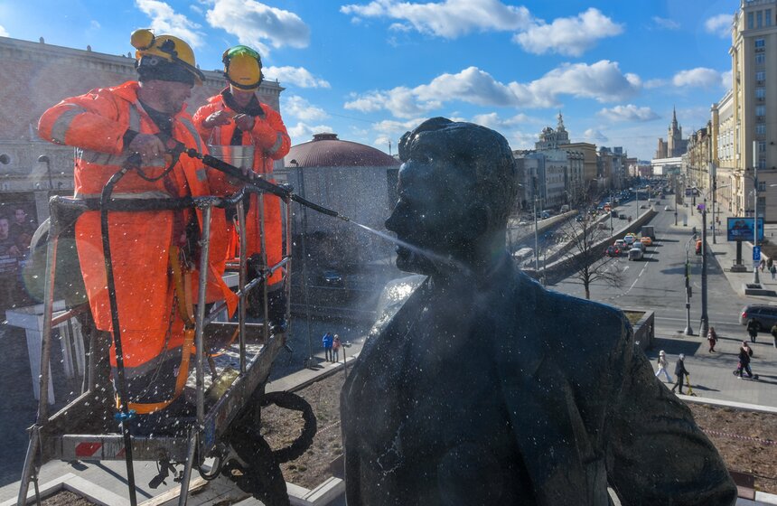Столичные коммунальные службы помыли памятник Маяковскому после зимы 12 фото