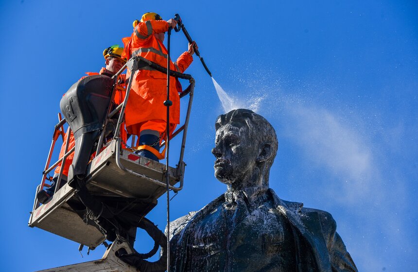 Столичные коммунальные службы помыли памятник Маяковскому после зимы 17 фото