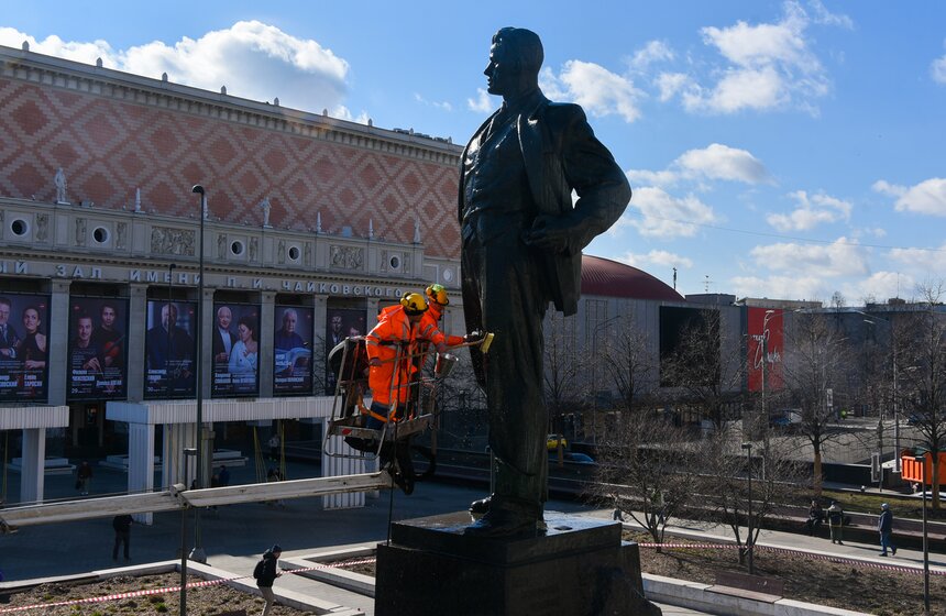 Столичные коммунальные службы помыли памятник Маяковскому после зимы 3 фото