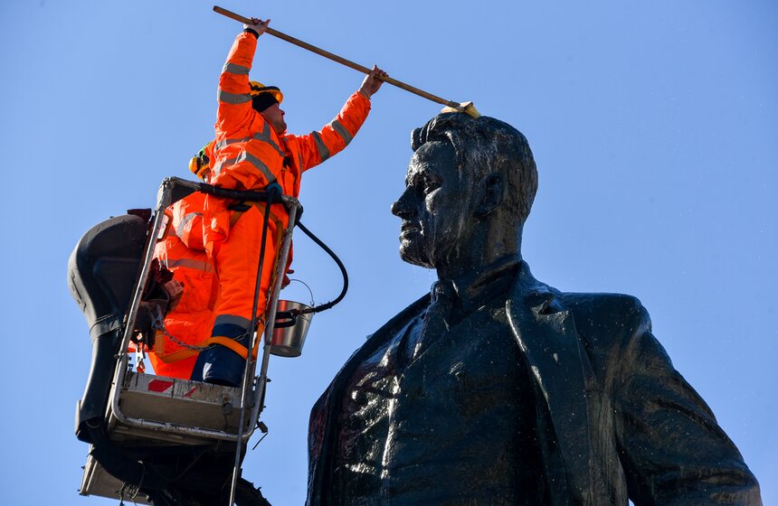 Столичные коммунальные службы помыли памятник Маяковскому после зимы 9 фото