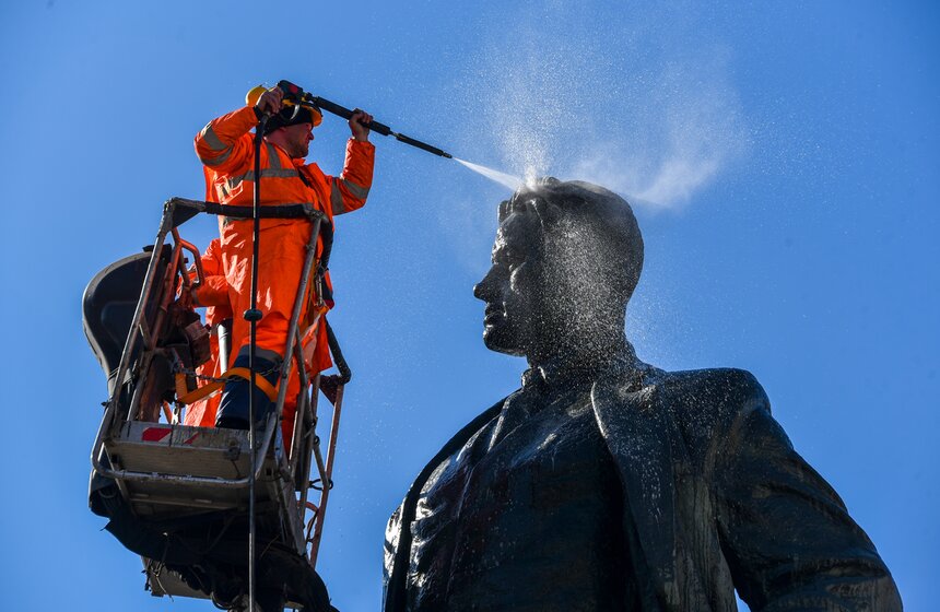 Столичные коммунальные службы помыли памятник Маяковскому после зимы 6 фото