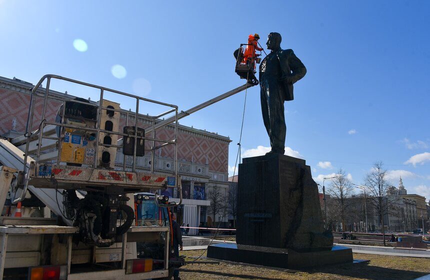 Столичные коммунальные службы помыли памятник Маяковскому после зимы 7 фото