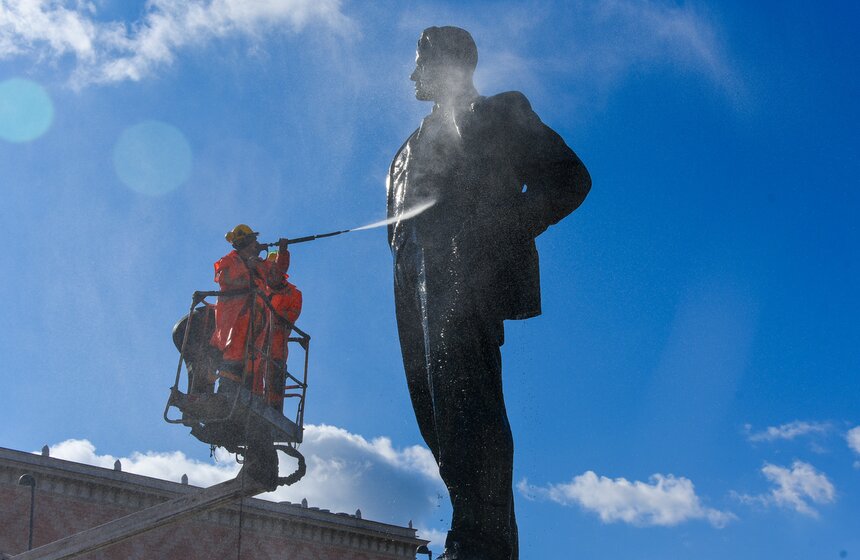 Столичные коммунальные службы помыли памятник Маяковскому после зимы 11 фото