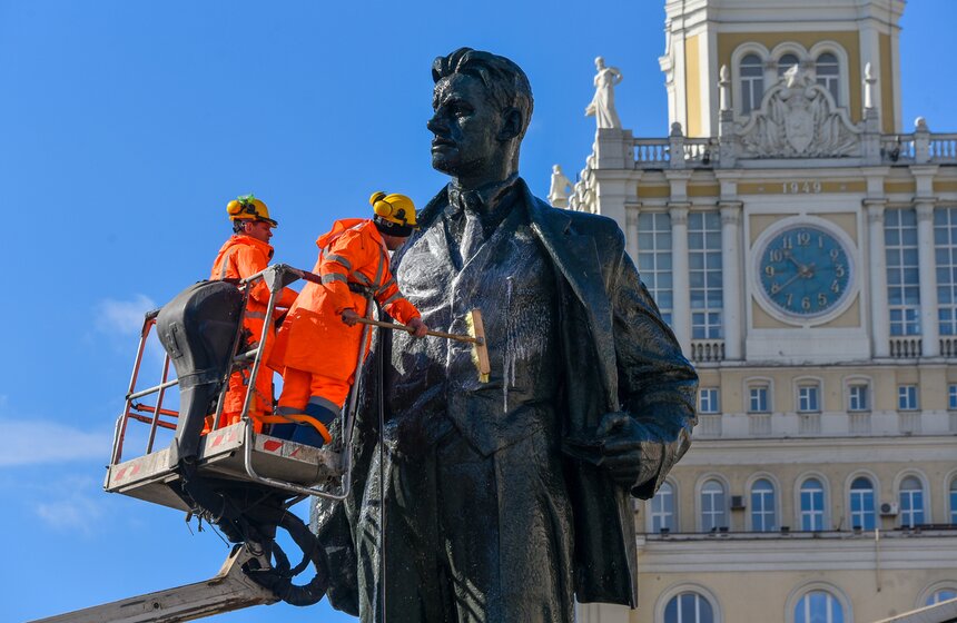Столичные коммунальные службы помыли памятник Маяковскому после зимы 18 фото