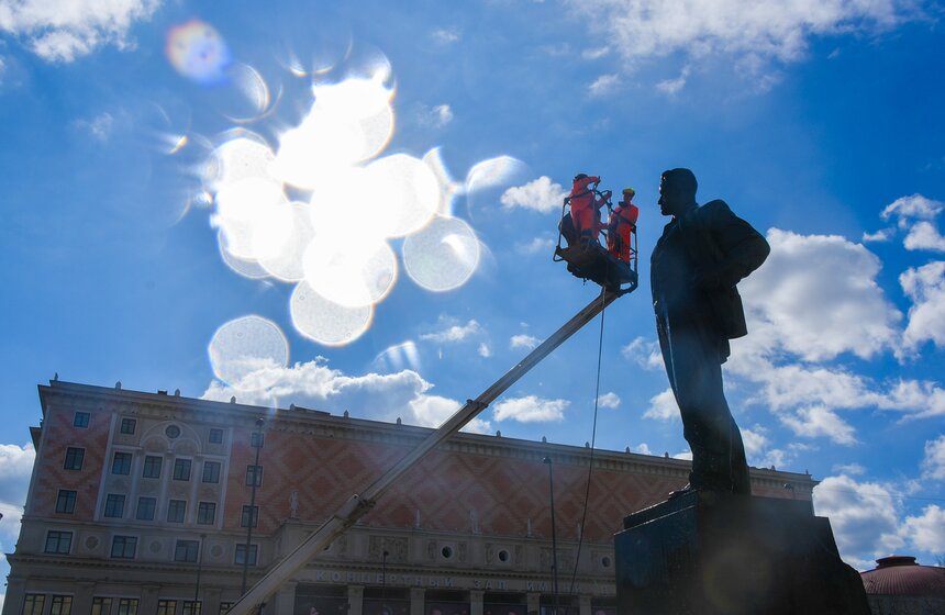Столичные коммунальные службы помыли памятник Маяковскому после зимы 19 фото