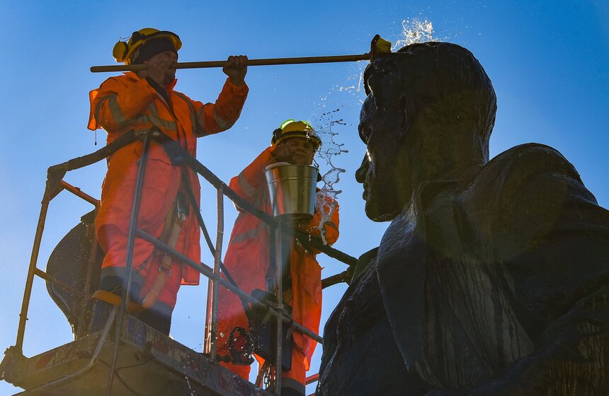 Столичные коммунальные службы помыли памятник Маяковскому после зимы 15 фото
