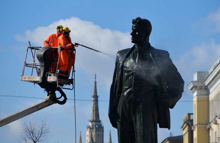 Столичные коммунальные службы помыли памятник Маяковскому после зимы 2 фото