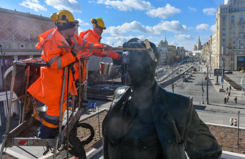 Столичные коммунальные службы помыли памятник Маяковскому после зимы 16 фото