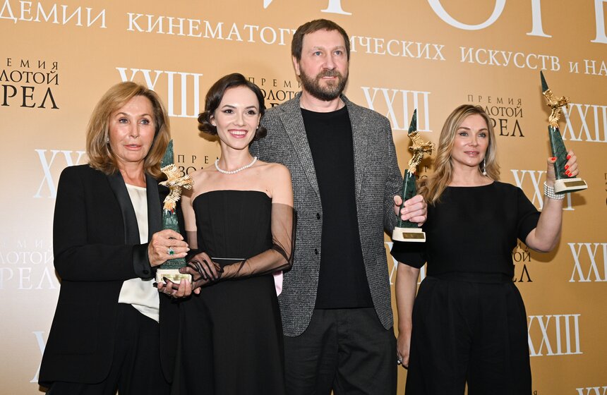 Продюсер Екатерина Жукова, актриса Стася Милославская, режиссер Алексей Андрианов и продюсер Мария Ушакова (сериал "Столыпин"), получившие премии в номинации "Лучший телевизионный сериал"