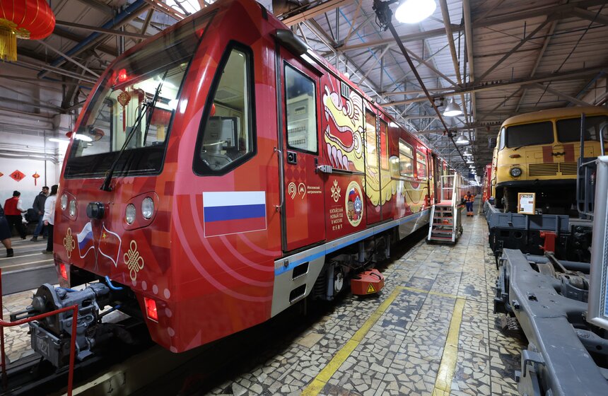 Тематический поезд в честь китайского Нового года запустили в московском метро 19 фото